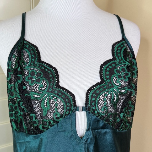 💚 Luxurious Green Lace Chemise - Picture 8 of 10